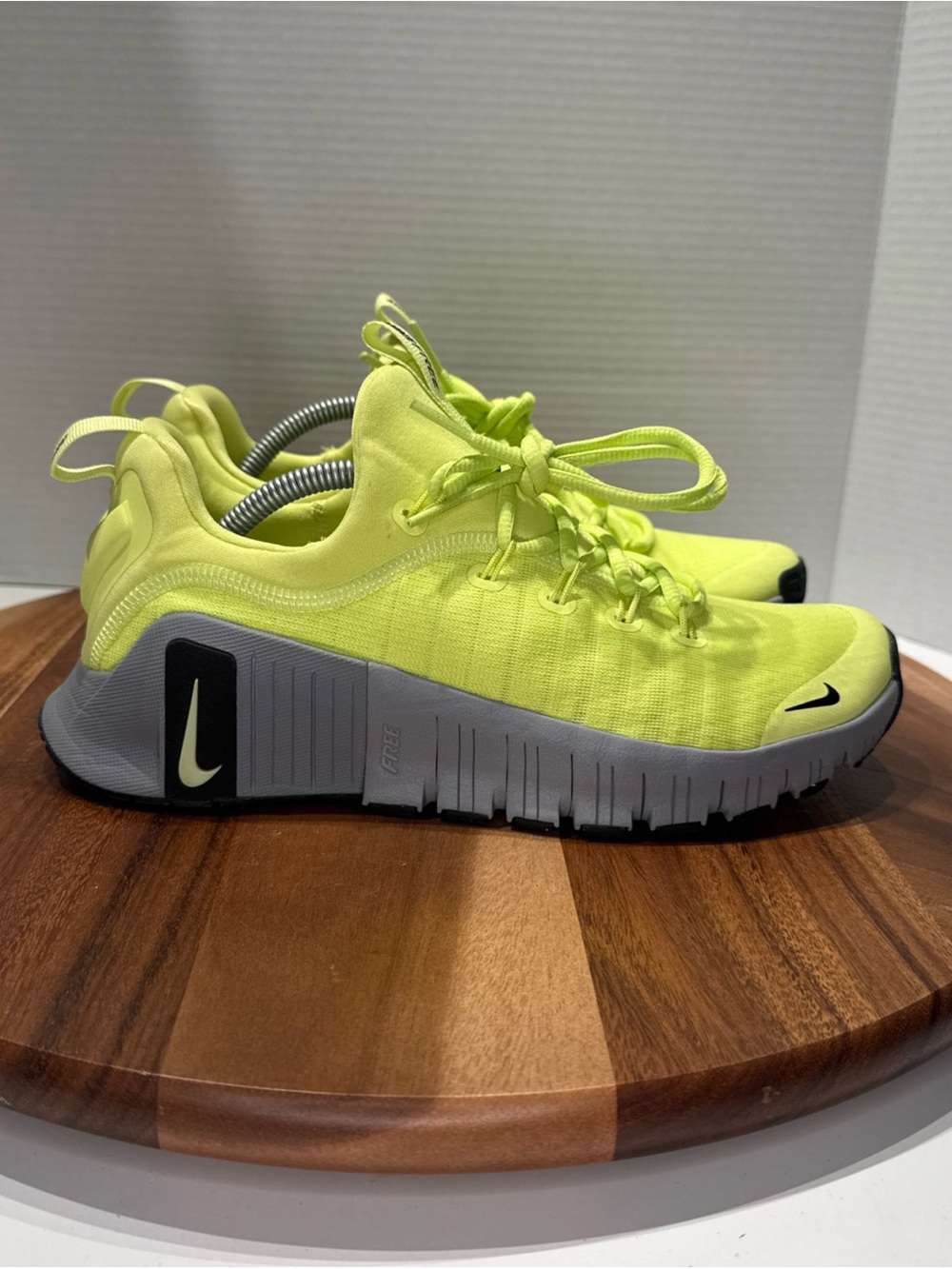 Nike Men’s Free Metcon 6 Sneaker Light Lemon Twist Size 7.5 (Women’s 9)